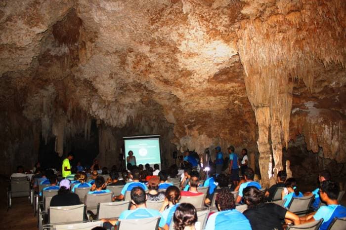 Cenotes, ríos subterráneos y sargazo: temas tratados ‘bajo tierra’