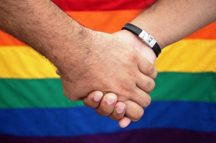 Hombre denuncia a su marido por golpearlo