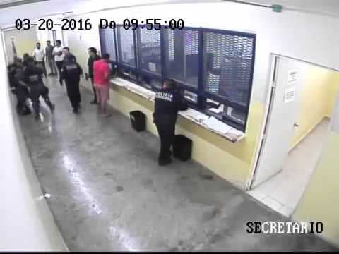 Un detenido "del torito" arrebata pistola a policía y le apunta a la cabeza