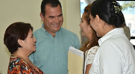 Rafael Castro felicita a las playenses en el día de la mujer