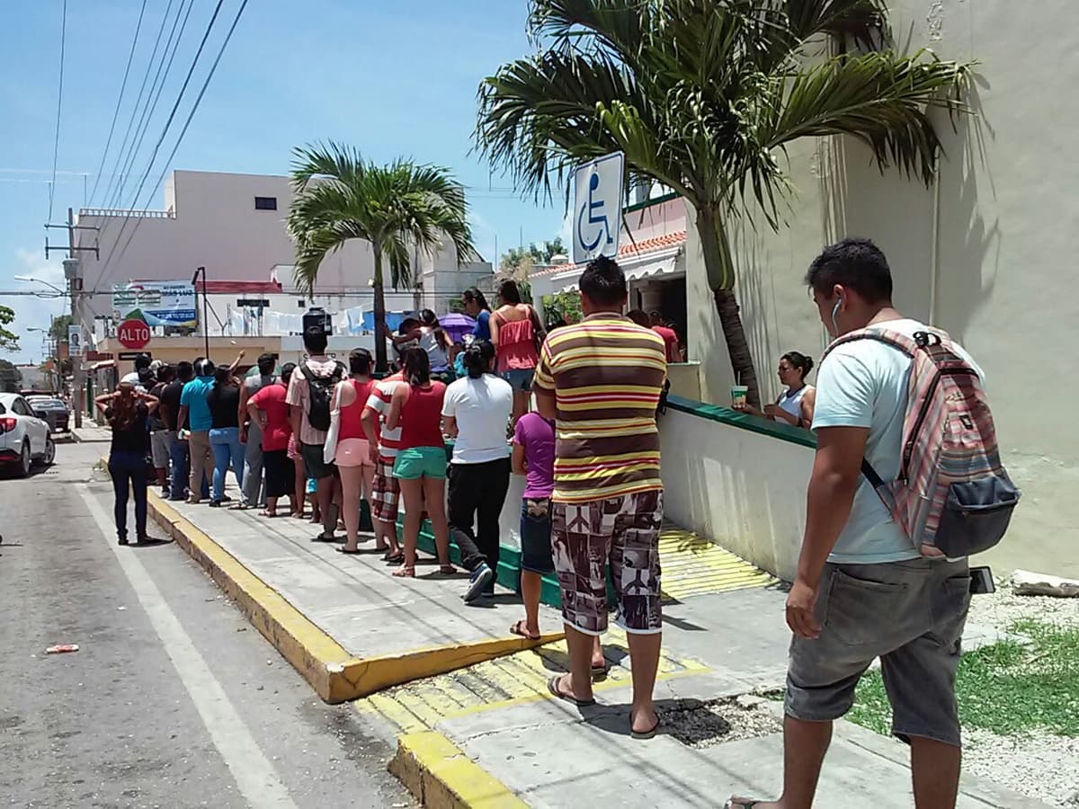Largas filas para pagar la luz