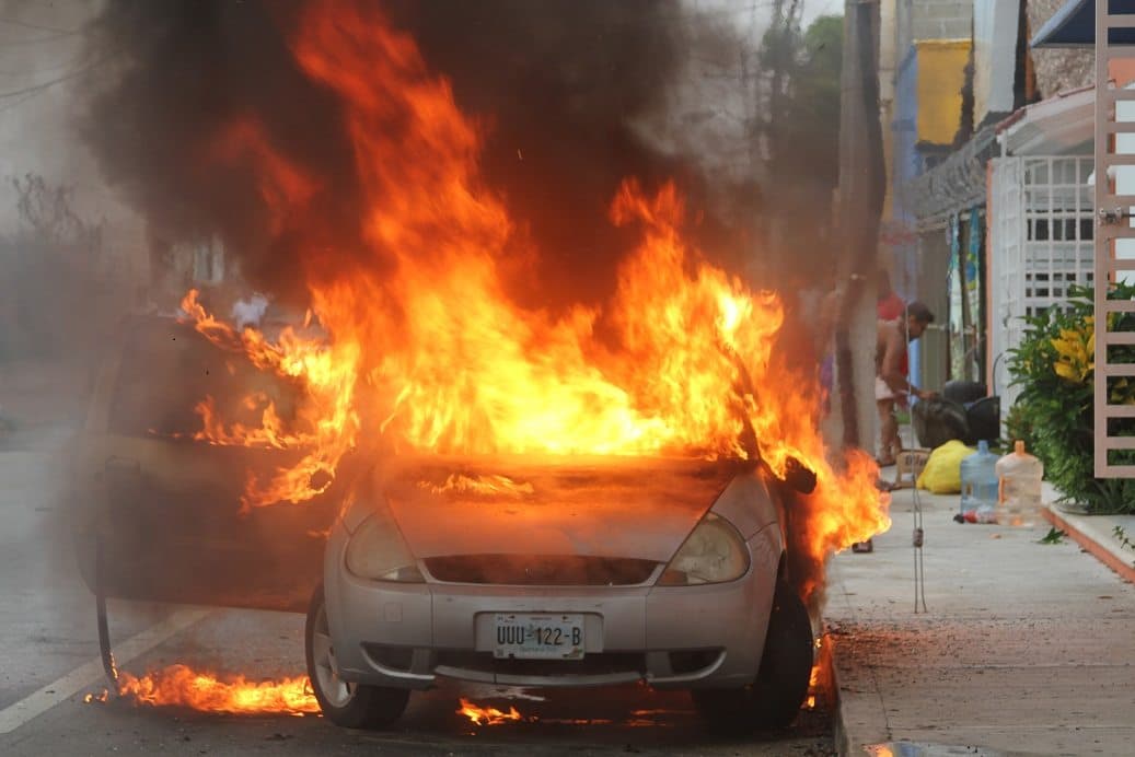 Se incendia vehículo en plena vía pública