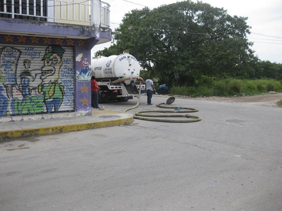 Reincide: San-Mex vierte aguas negras en colonia Nicté Ha