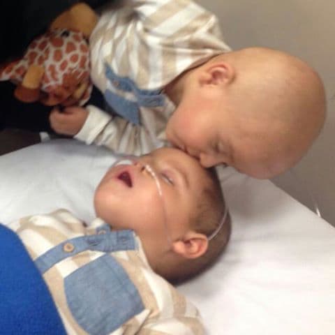 Edgar y Ulises tienen 2 años de edad y cáncer en los ojos. ¡Urge que los apoyen!