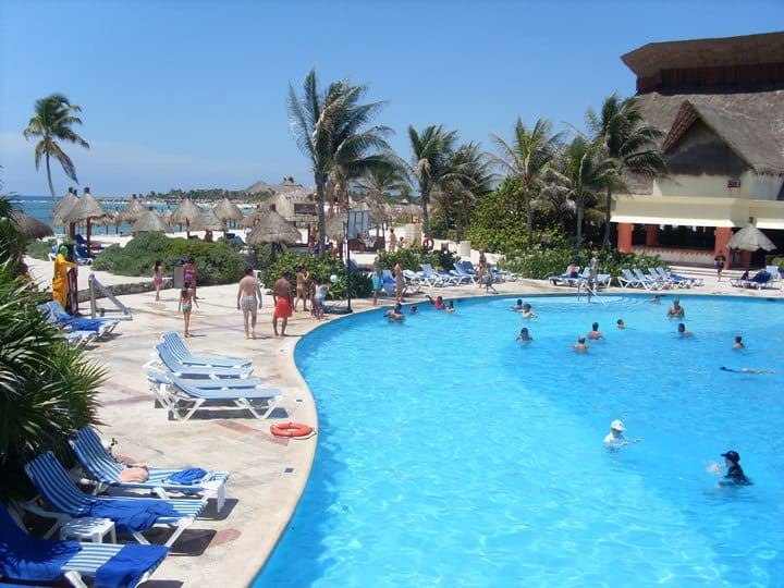 Entregan reconocimiento a presidente de hoteles Bahía Príncipe