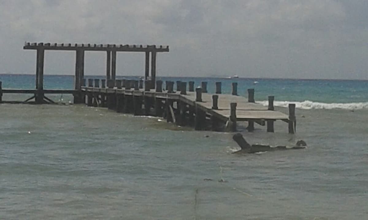 Muelle de madera pone en riesgo a bañistas