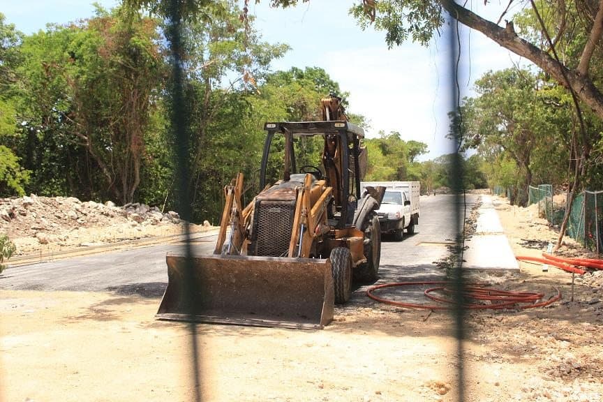 Sin tener permisos ambientales, Azul Fives desvía entrada pública al mar