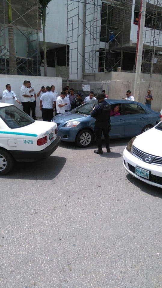 Cercan taxistas supuesto vehículo de UBER; advierten mega manifestación para este jueves