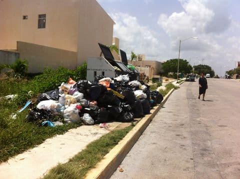 Amenazan con bloquear carretera en Puerto Aventuras por falta de recoja de basura