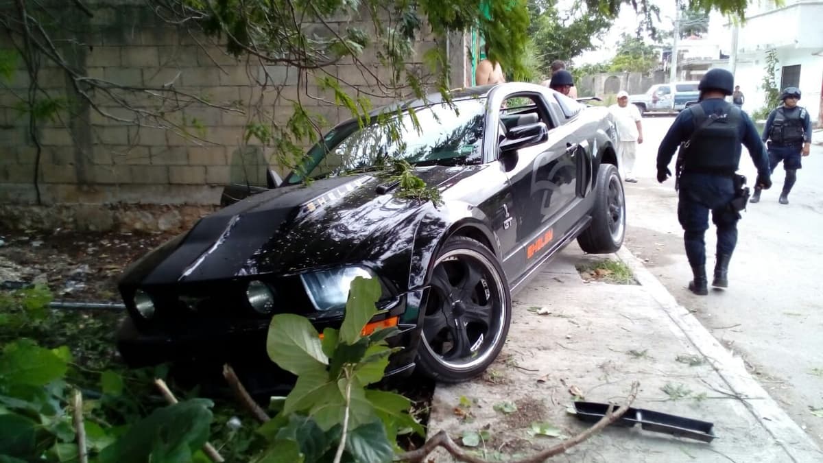 Un cupido, rápido y furioso destruye su deportivo por perseguir a su novia