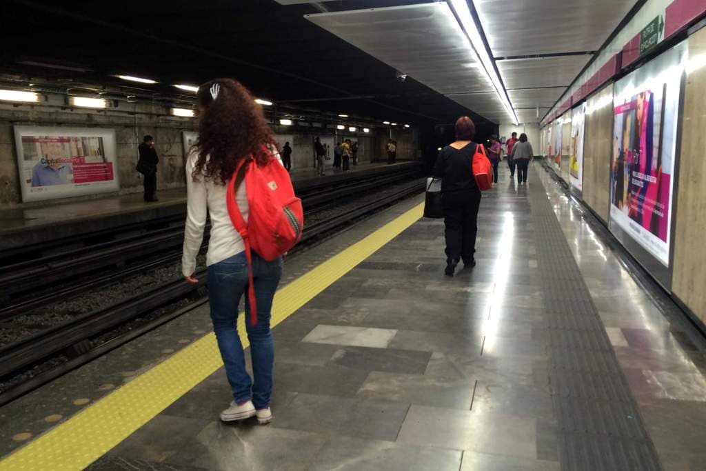 Policías capitalinos impiden dos suicidios en estaciones del Metro