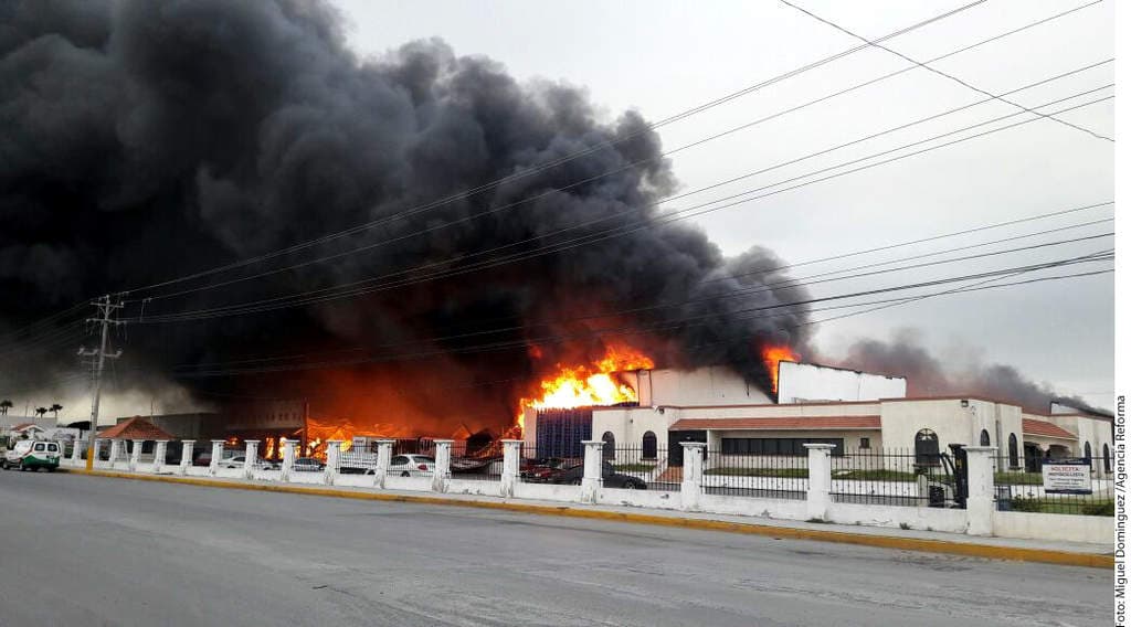 Seis intoxicados en fuerte incendio