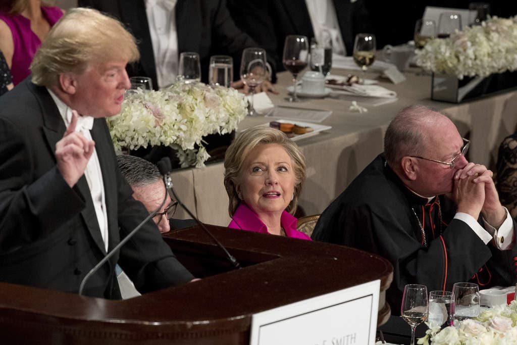 Trump y Clinton cruzan dardos en una cena benéfica
