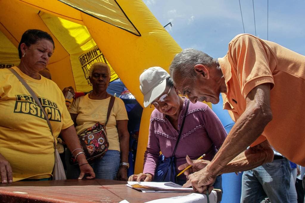 Suspenden firmas contra Maduro