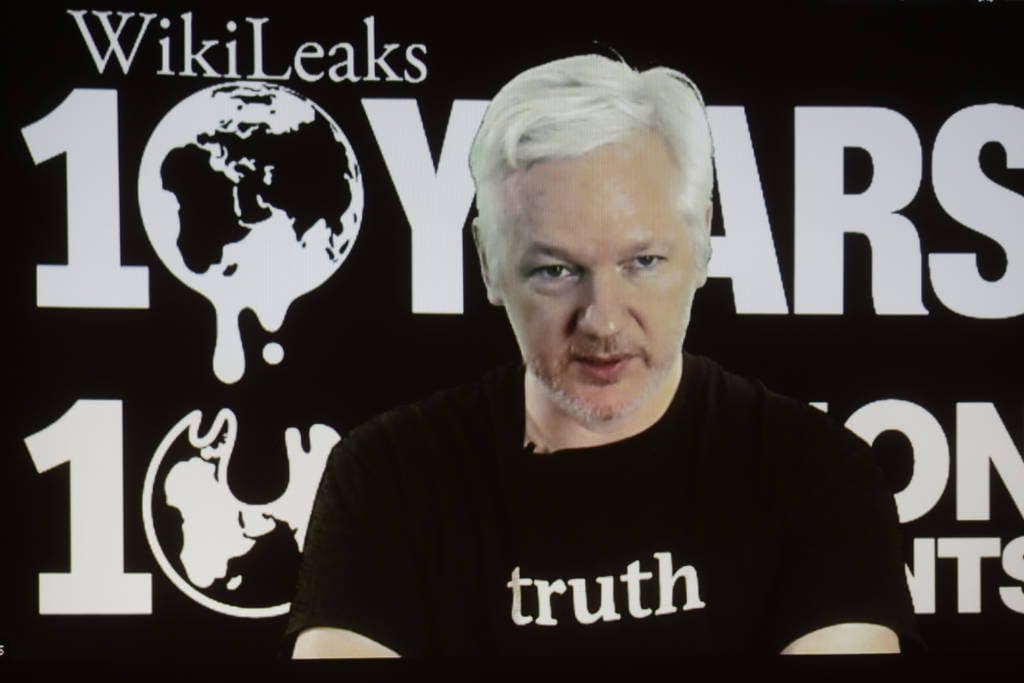 Suspenden Internet a Assange