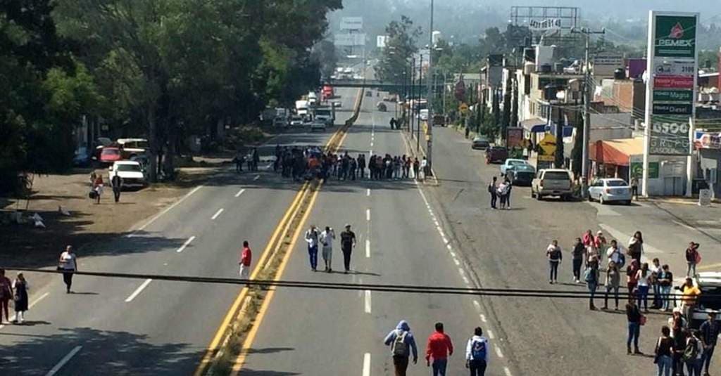 Detienen a 50 normalistas tras enfrentamiento con policías en Morelia
