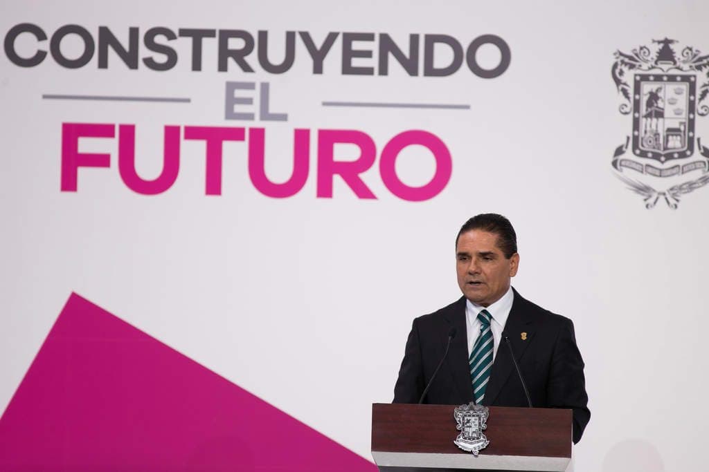 Hace Aureoles ocho cambios en su gabinete