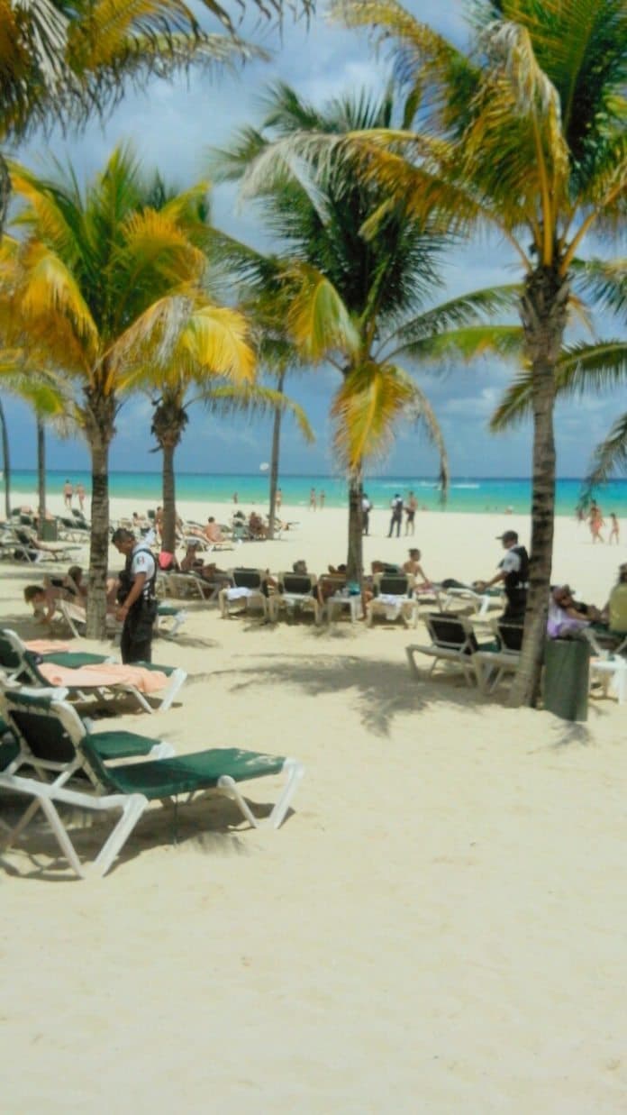 Mauricio Góngora otorgó 600 permisos irregulares a vendedores ambulantes en las playas