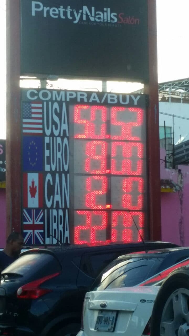 Playenses aprovechan error y cambian dólar en 50 pesos por unidad