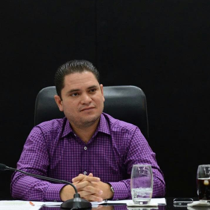 Diputado independiente renuncia a sus vales de gasolina