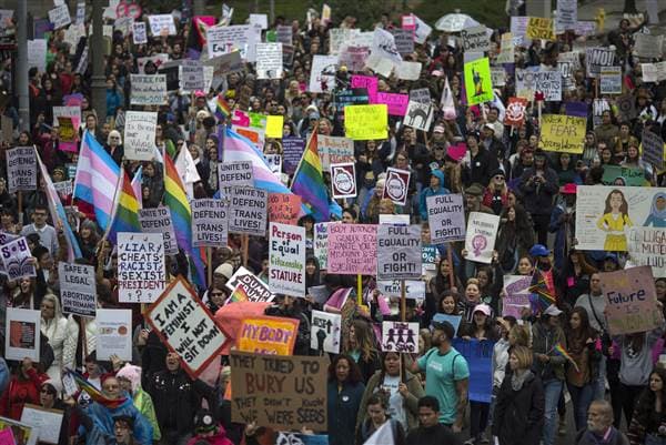 Mujeres, marchando en Estados Unidos, protestan contra Trump