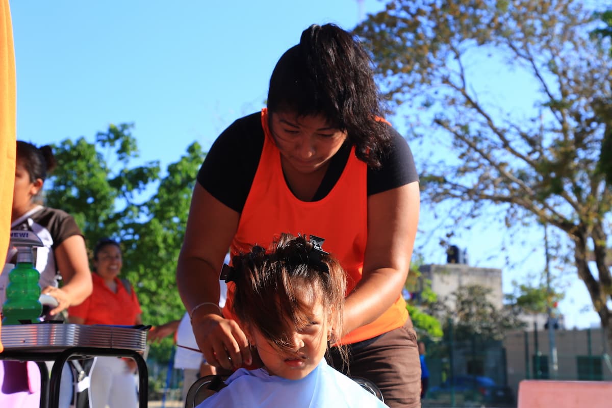 Acerca Gobierno de Solidaridad servicios a mujeres y niños de Puerto Aventuras