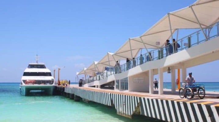 Se manifiestan taxistas de Playa del Carmen contra Ultramar