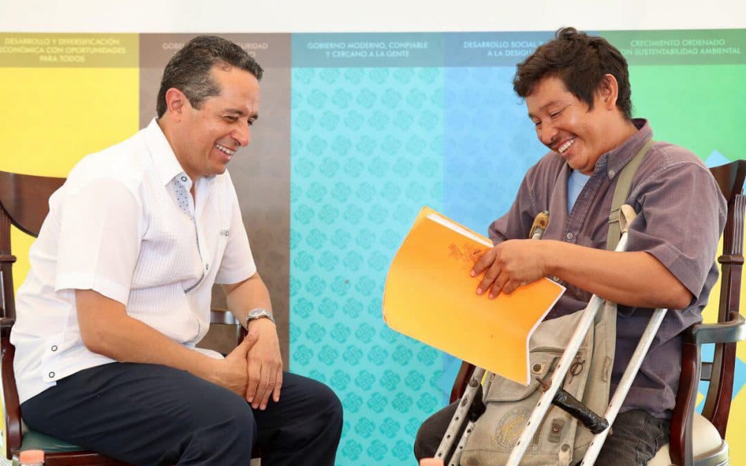 Bacalarenses platican con Carlos Joaquín