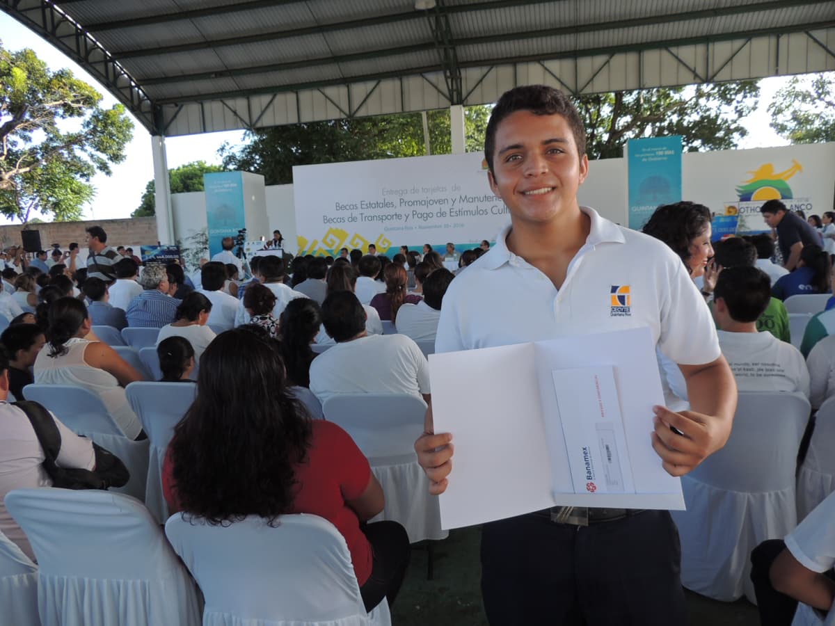 Pagan becas estatales económicas y de excelencia a 16 mil 707 estudiantes