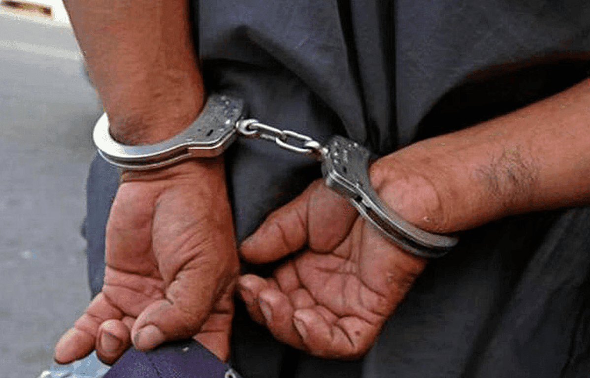 Detienen a dos sujetos armados y con cientos de "bolsitas" con crack