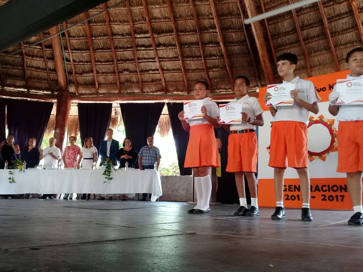 Se gradúa primera generación de alumnos de Centro Educativo K'iin Beh