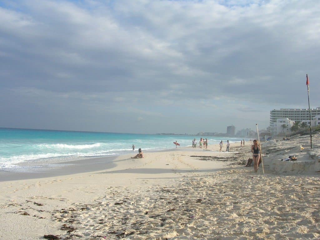 Cielo nublado en Quintana Roo por restos de Onda Tropical No. 7