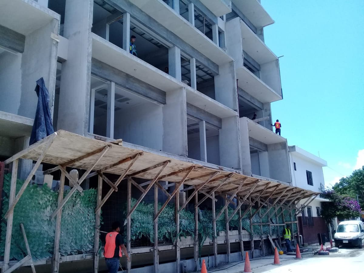 Supuesta campaña para rescatar las calles de Playa del Carmen, sirve a empresarios para retirar sus escombros