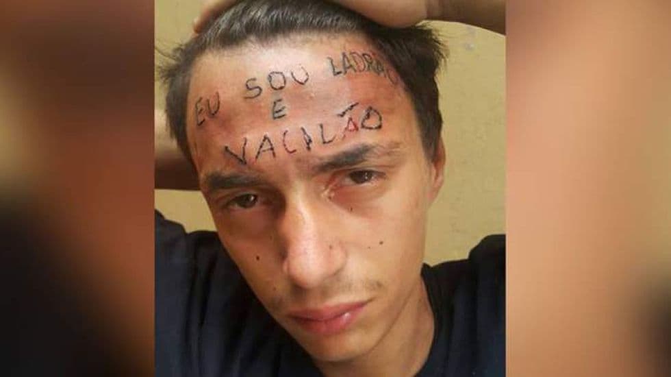 Sorprenden a joven robando, le tatúan el rostro y activistas hacen "cooperacha" para borrarle tatuaje