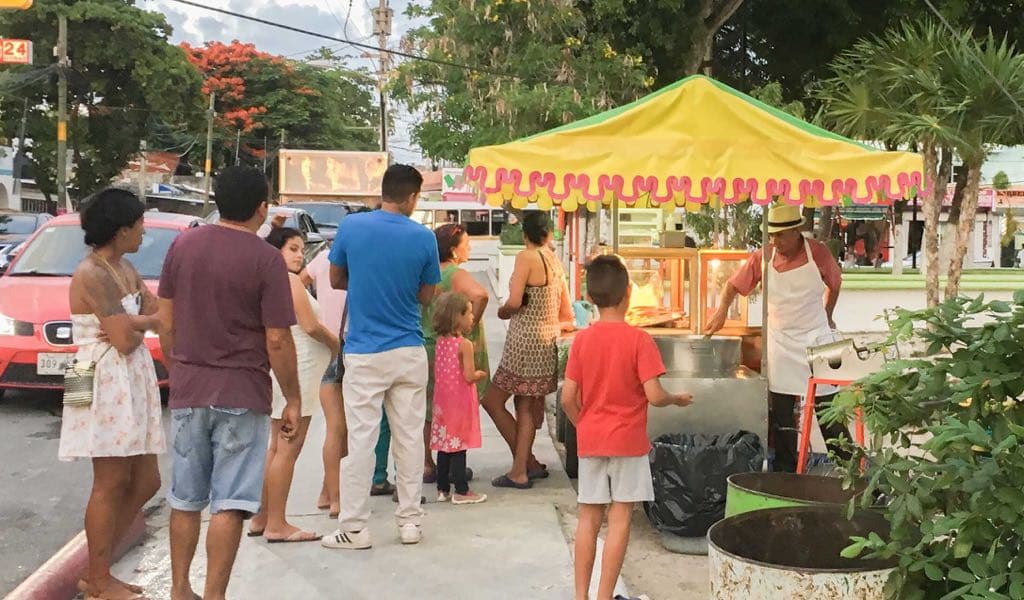 Ordenan comercio  en vía pública, en Puerto Morelos
