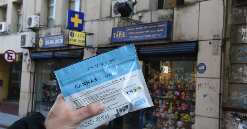 Uruguay distribuye marihuana de forma legal en farmacias