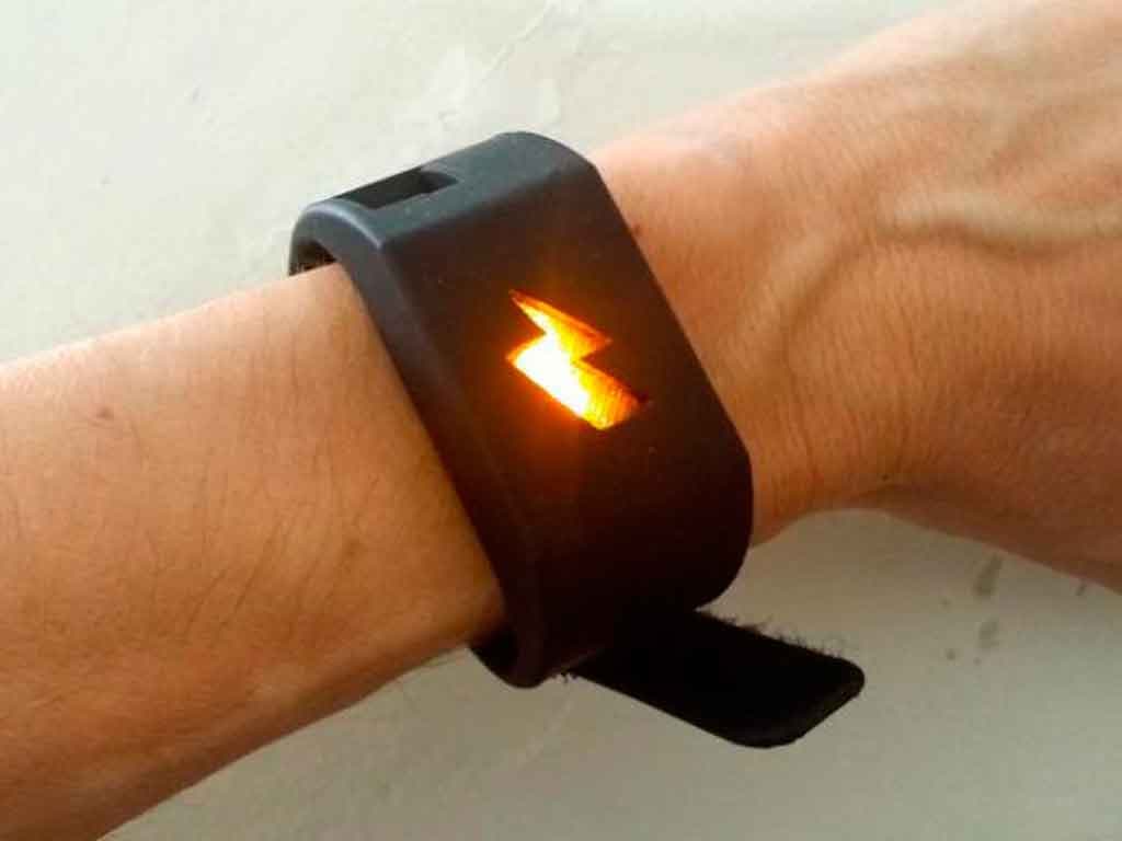 Esta pulsera te dará una descarga eléctrica si gastas de más