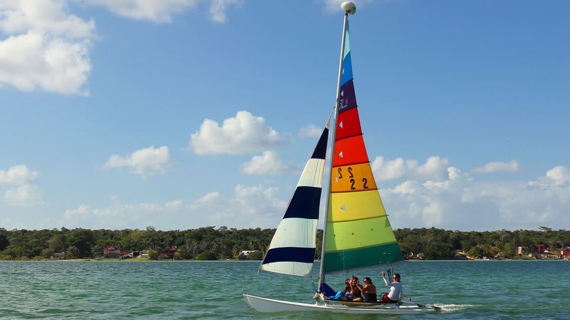 Aumenta demanda de velerismo en Laguna de Bacalar