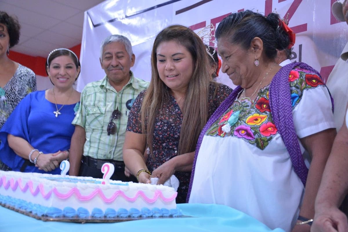 Encabeza Romi Dzul festejo a los adultos mayores