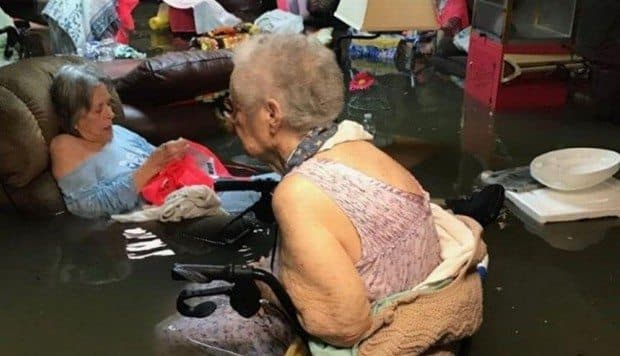 Rescatan a ancianos de asilo inundado en Texas