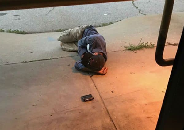 Esperando encontrar a su fiel compañera, durmió afuera de la perrera