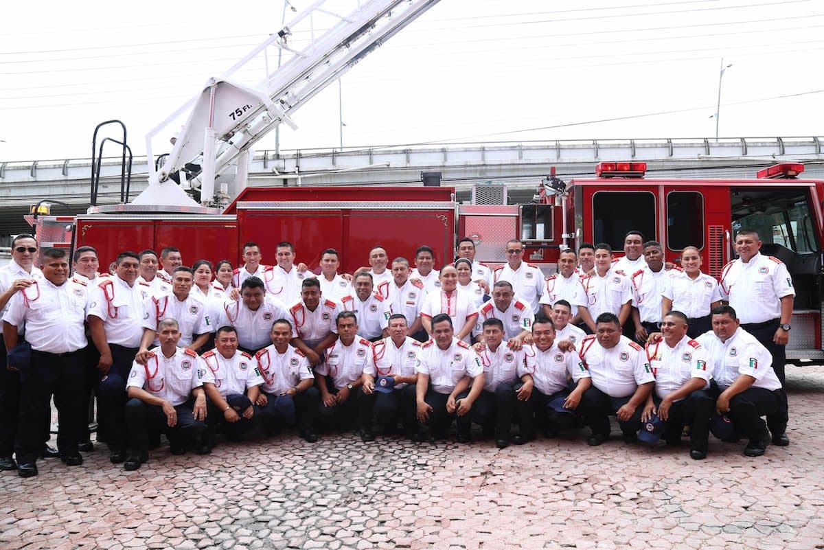 Cristina Torres entrega equipamiento a bomberos en su Día Nacional