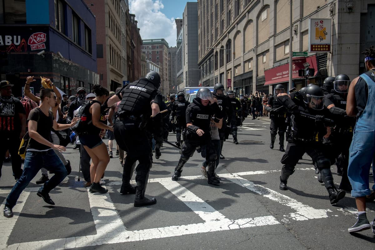 Manifestantes y policías se enfrentan en Boston
