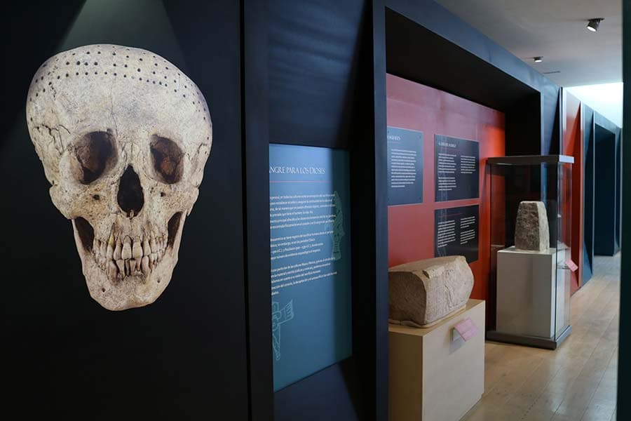 Entrelazan simbolismo sacrificial de mayas y mexicas en par de exposiciones del Museo Maya de Cancún