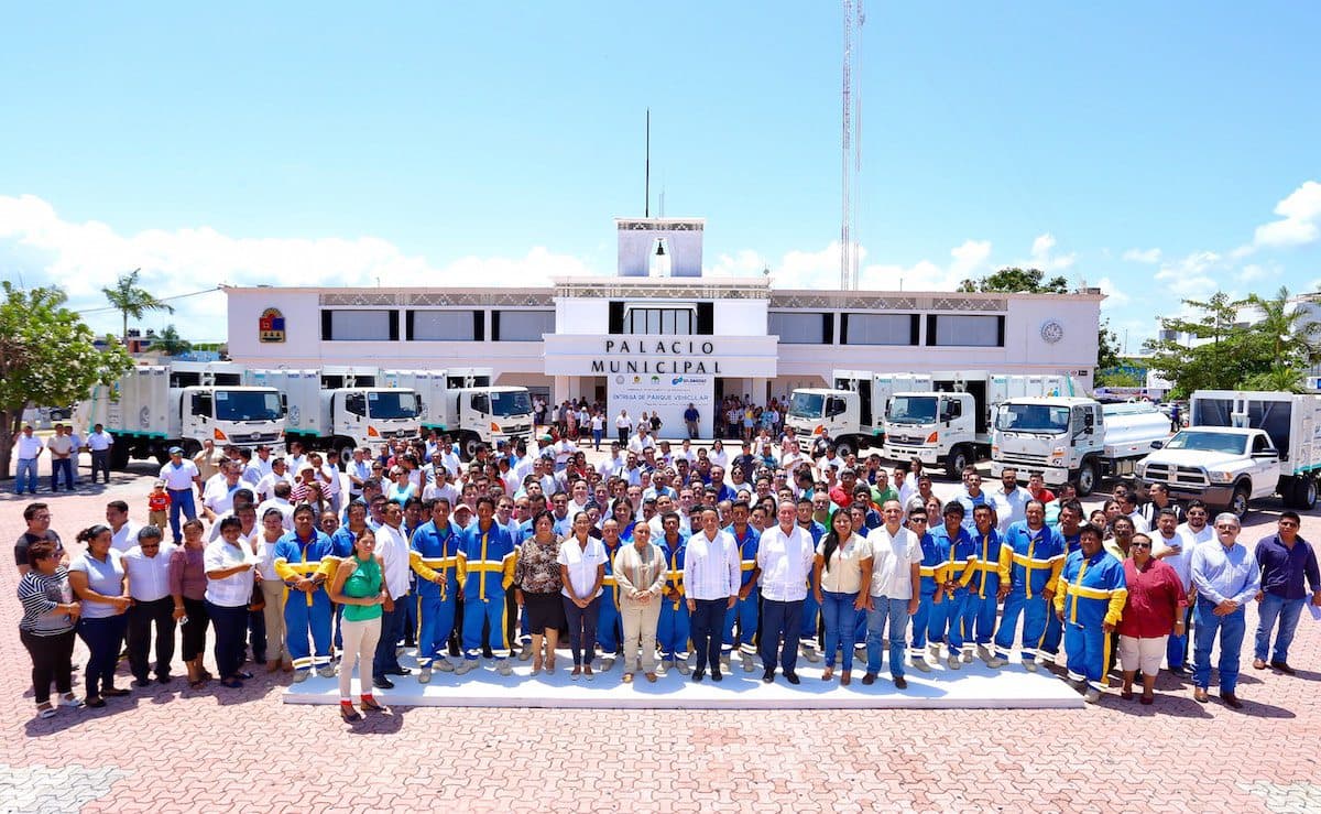 Fortalecen Servicios Públicos con entrega de camiones recolectores