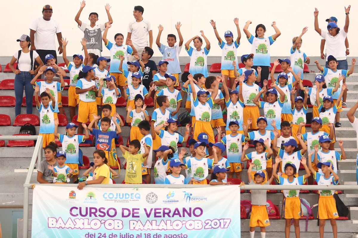 Entregan uniformes a 400 niños del curso de verano “Baaxlo’ob Paalalo’ob 2017”