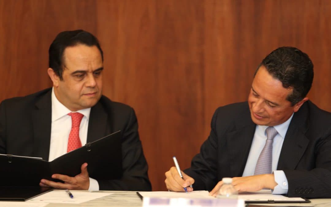 Carlos Joaquín firma un convenio para promover la transparencia