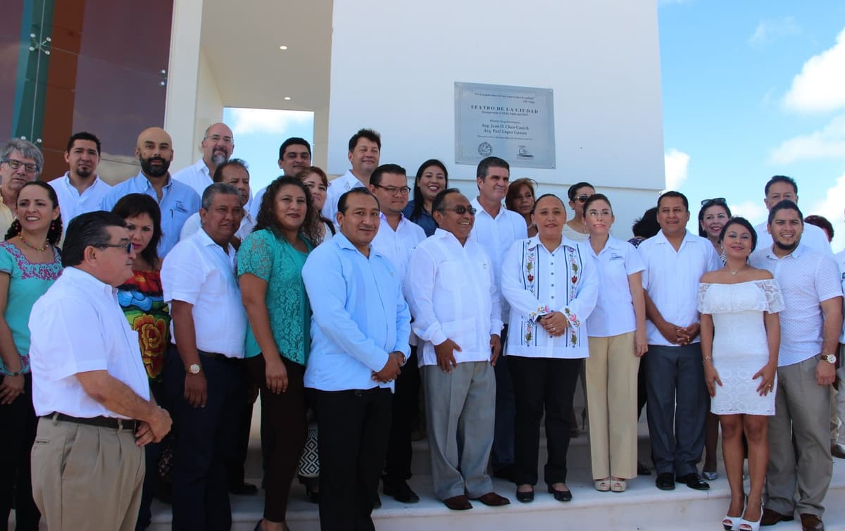 Develan placa de autoría del Teatro de la Ciudad