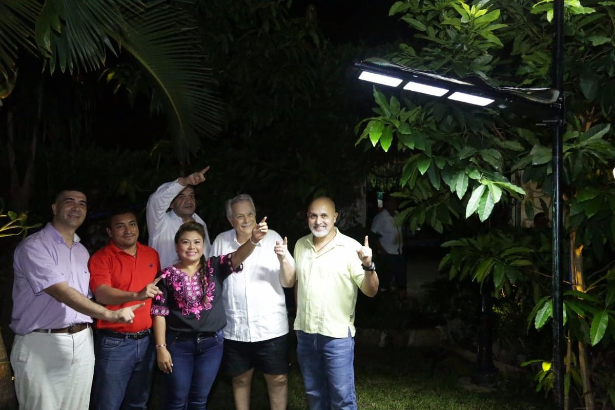 Iluminan empresarios con Romi Dzul zona norte de Akumal