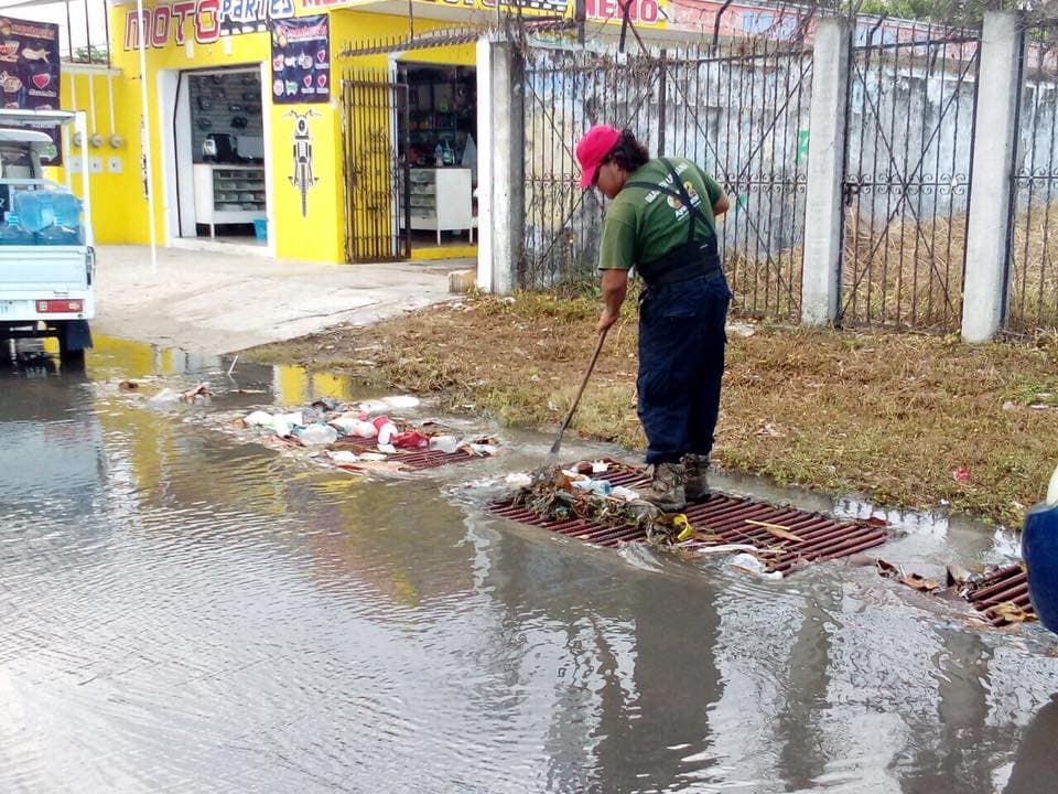 Lluvia provoca caos en puntos conflictivos, realizan limpieza tardía de alcantarillas